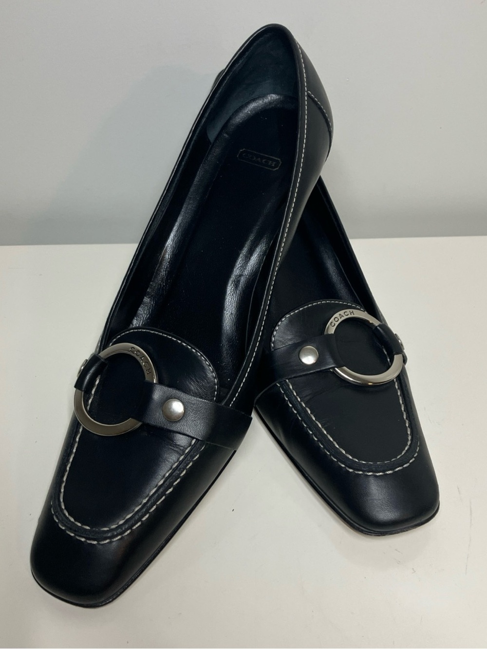 Coach Shelly Leather Pumps Black Kitten Heel Logo Medallion size 7 B